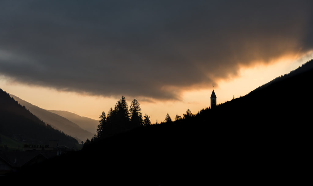 brennender Morgenhimmel &uuml;ber dem verschlafenen Dorf Vierschach