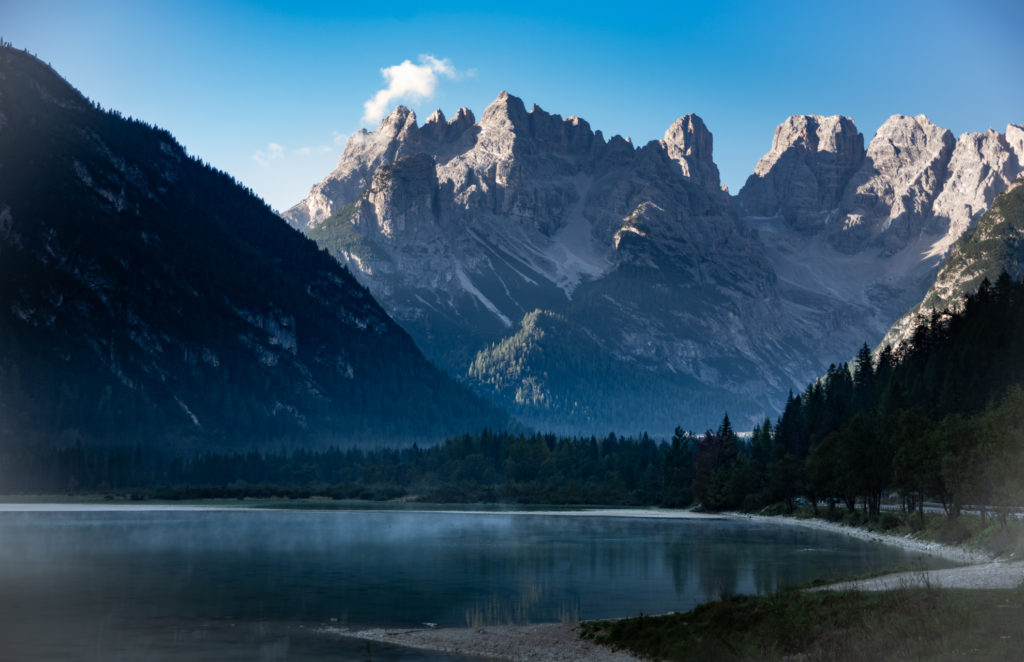 Nebelschwaden &uuml;ber dem noch im Schatten liegenden Toblachersee, erste Sonnenstrahlen auf den Gipfeln