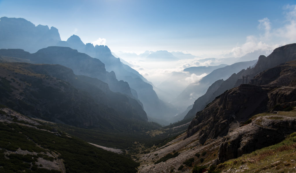 Tiefblick von den Drei Zinnen ins Val Marzon mit Kaskaden von Gebirgsr&uuml;cken in wechselnden Farbnuancen