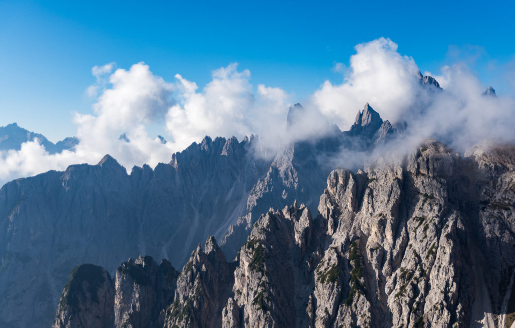 Die Cadini-Gruppe mit ihren spitzen Zacken von Quellwolken umh&uuml;llt