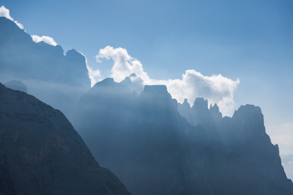morgendliches Streiflicht h&uuml;llt die Sextner Dolomiten in bl&auml;ulich schimmerndes Licht