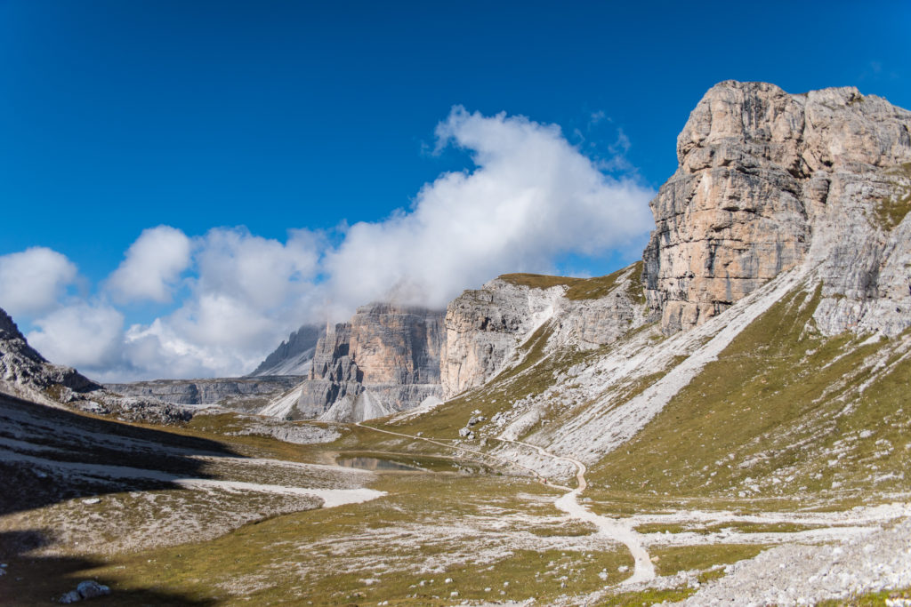 Die steilen Steinstufen des Paternkofels reihen sich in der Sonne auf
