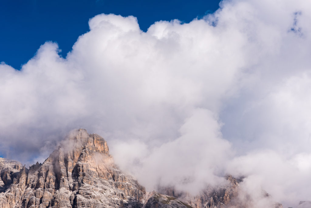 es brodelt gewaltig &uuml;ber den Gipfeln der Sextner Dolomiten und verh&uuml;llt die Gipfel in dichte Wolken