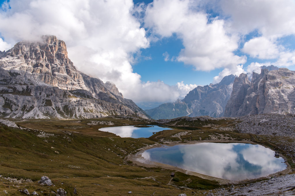 Die B&ouml;denseen bei der Drei-Zinnen-H&uuml;tte spiegeln die umliegenden Gipfel im klaren Wasser