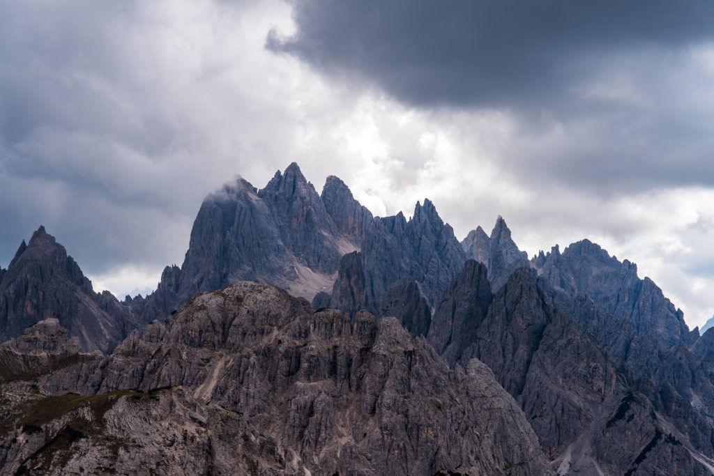 Die schroffen Zacken der Cadini-Gruppe in aufziehenden Gewitterwolken