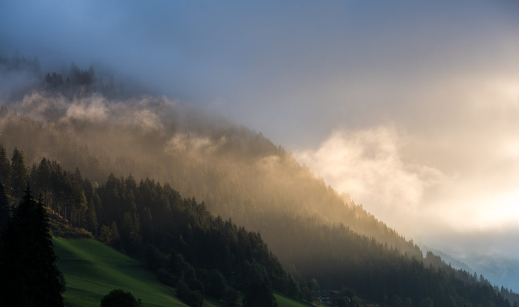 Das Pustertal erwacht bei sanftem Morgenlicht und Nebelschwaden