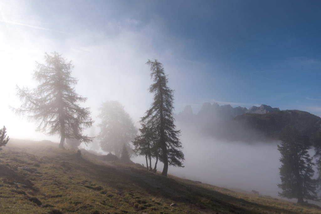 letzte Nebelschwaden verh&uuml;llen den Blick auf die Sextner Dolomiten