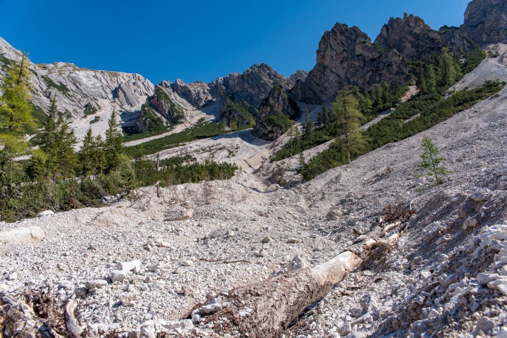 gewaltige Geröllhalden aus weissem Dolomit auf dem Weg zur Seekofel-Hütte