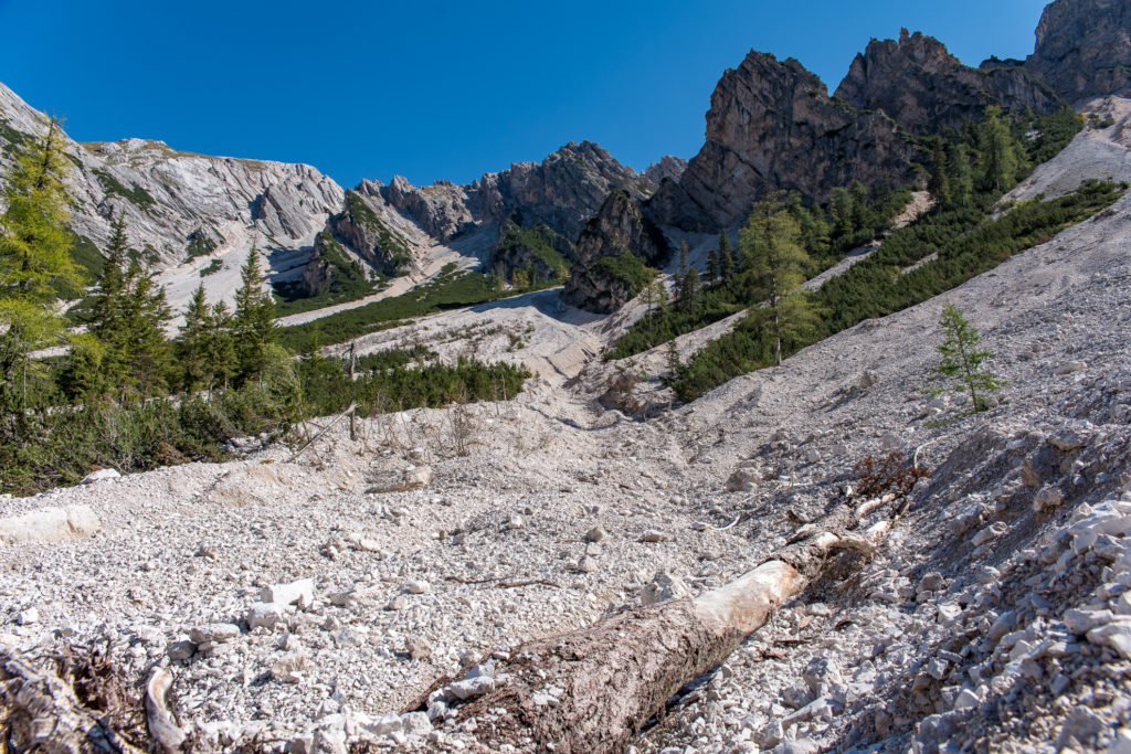 gewaltige Ger&ouml;llhalden aus weissem Dolomit auf dem Weg zur Seekofel-H&uuml;tte