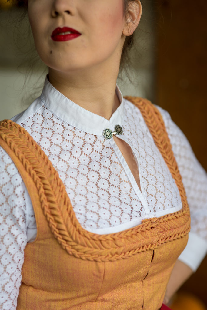 Portrait Fotografie, Available Light: Details der Brustpartie eines klassisches Dirndls