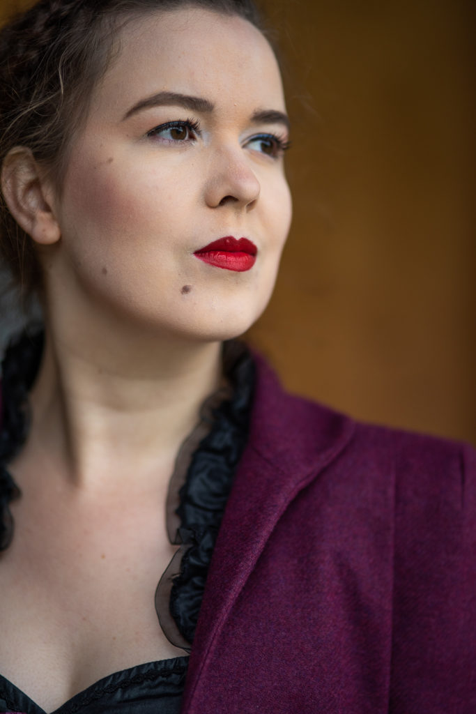 Portrait Fotografie, Available Light: Kopfportrait seitlich mit klassischem, dunkelrotem Dirndl