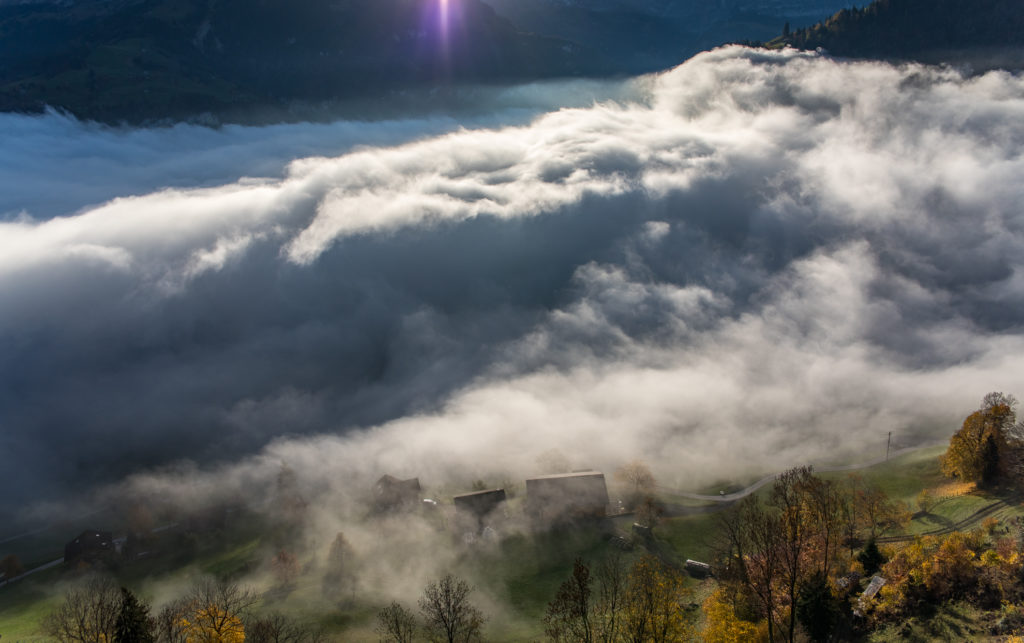 brodelnder Nebel hüllt die Landschaft in Watte