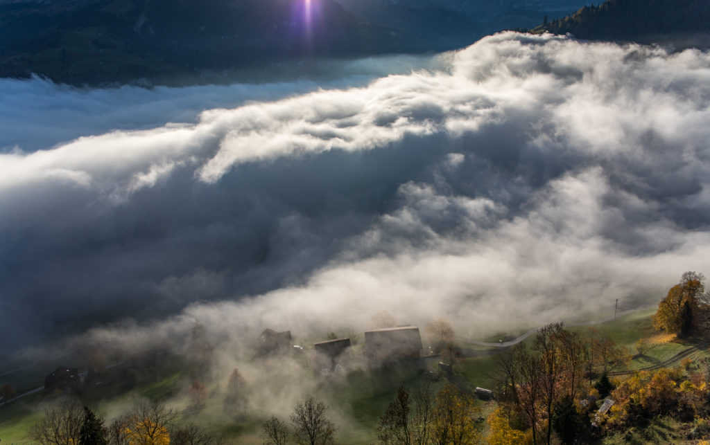 Waschküche brodelnder Nebel hüllt die Landschaft in Watte
