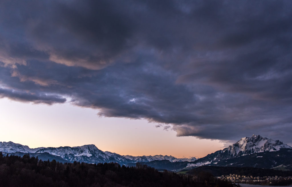 Pilatus und Berner Alpen am fr&uuml;hen Morgen mit dunklen Wolken