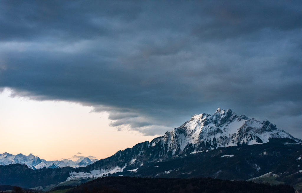 verschneiter Pilatus kurz vor Sonnenaufgang mit aufziehenden Wolken