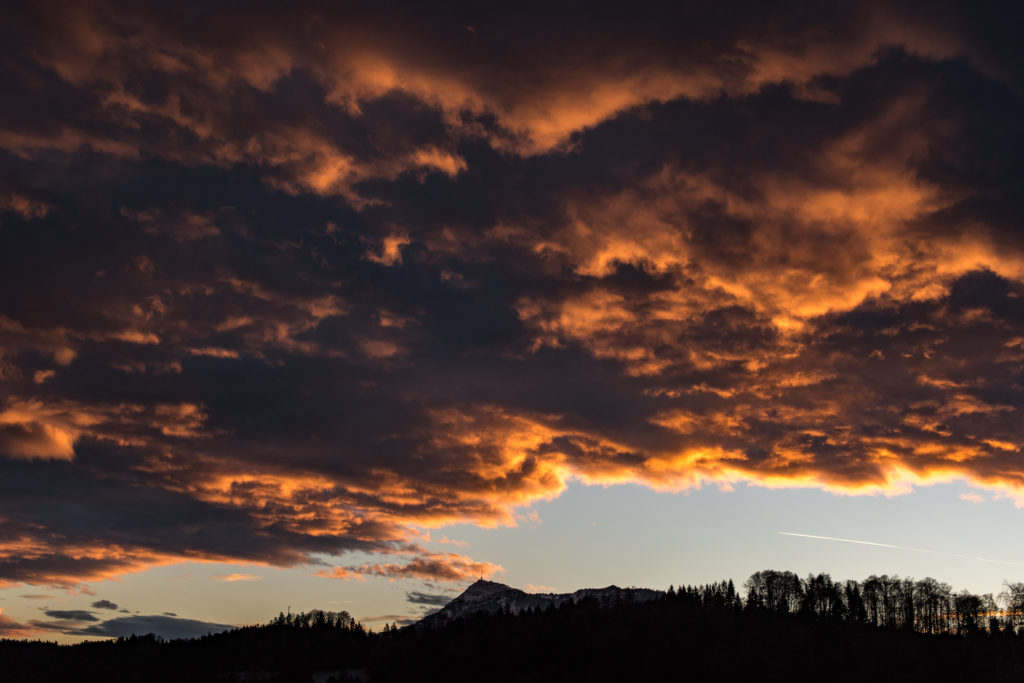tiefrote Wolken im ersten Sonnenlicht &uuml;ber der Rigi