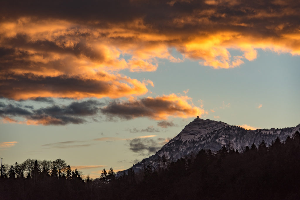 dunkelrote Wolken &uuml;ber dem Gipfel der Rigi im Morgenlicht