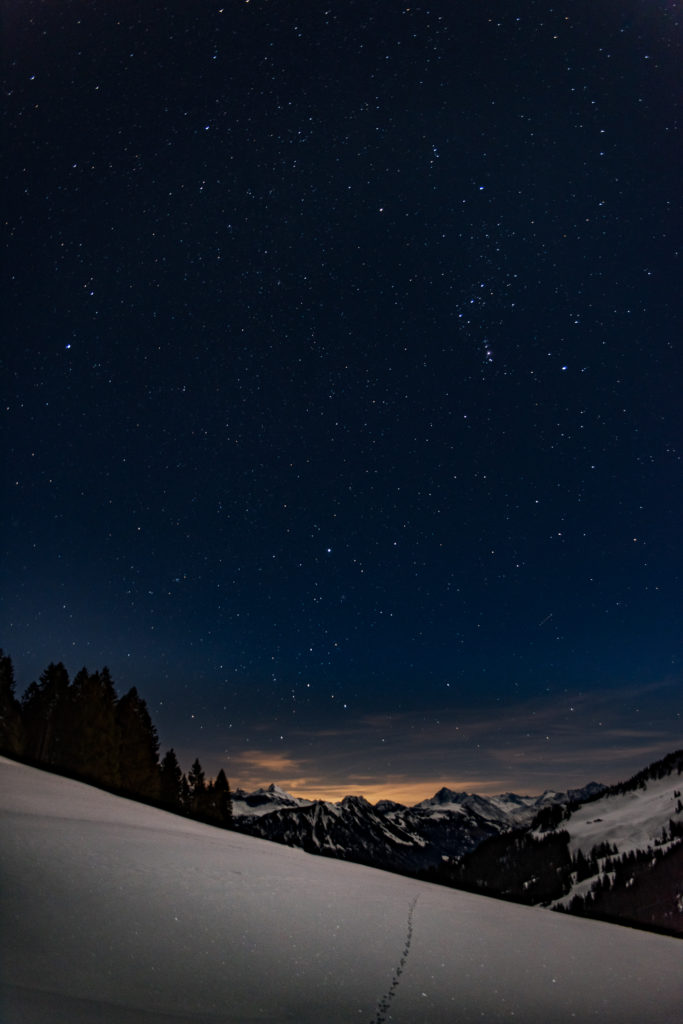 sternenklare Winternacht, Berggipfel im Abendgl&uuml;hen