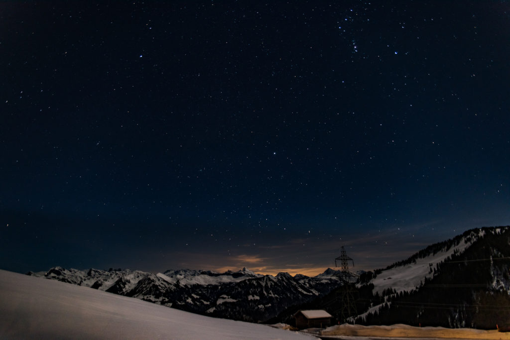 sternenklare Winternacht, Berggipfel im Abendgl&uuml;hen