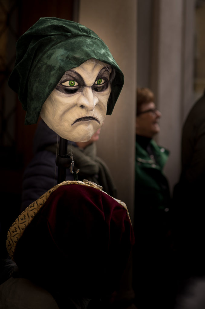 Luzerner Fasnacht, Grende mit stechendem Blick