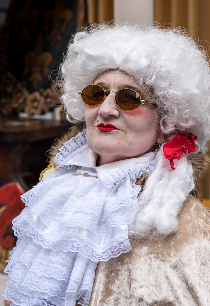 Luzerner Fasnacht, Mann als Rokoko-Dame verkleidet