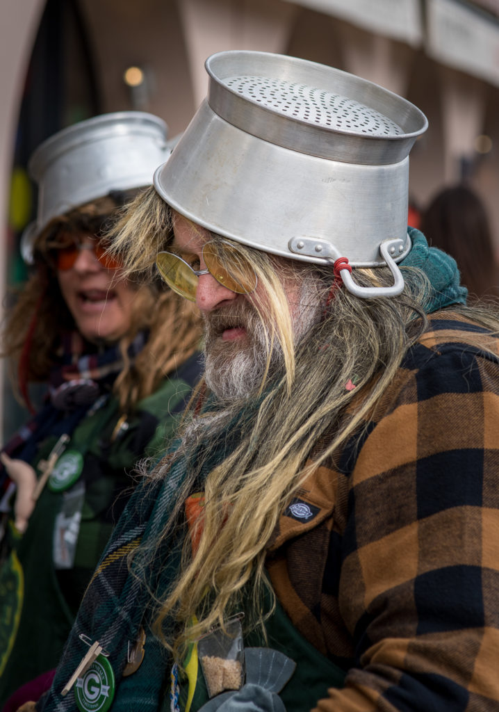 Luzerner Fasnacht, originell verkleideter Mann mit John Lennon Brille und Kochtopf auf dem Kopf