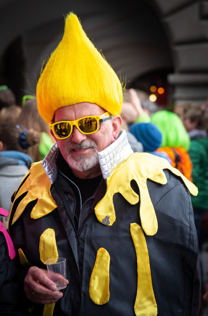 Luzerner Fasnacht, Mann als gelber Pinsel verkleidet mit gelber Sonnenbrille
