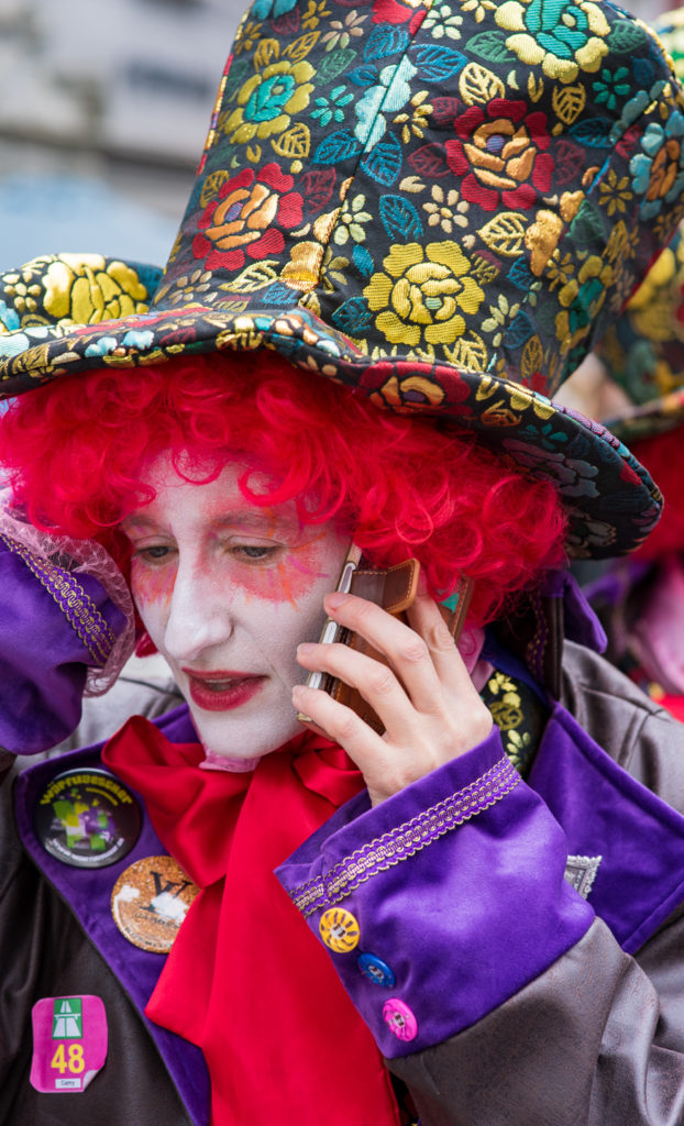 Luzerner Fasnacht, geschm&uuml;ckter Damenkopf mit Hut mit dem Handy am Telefonieren
