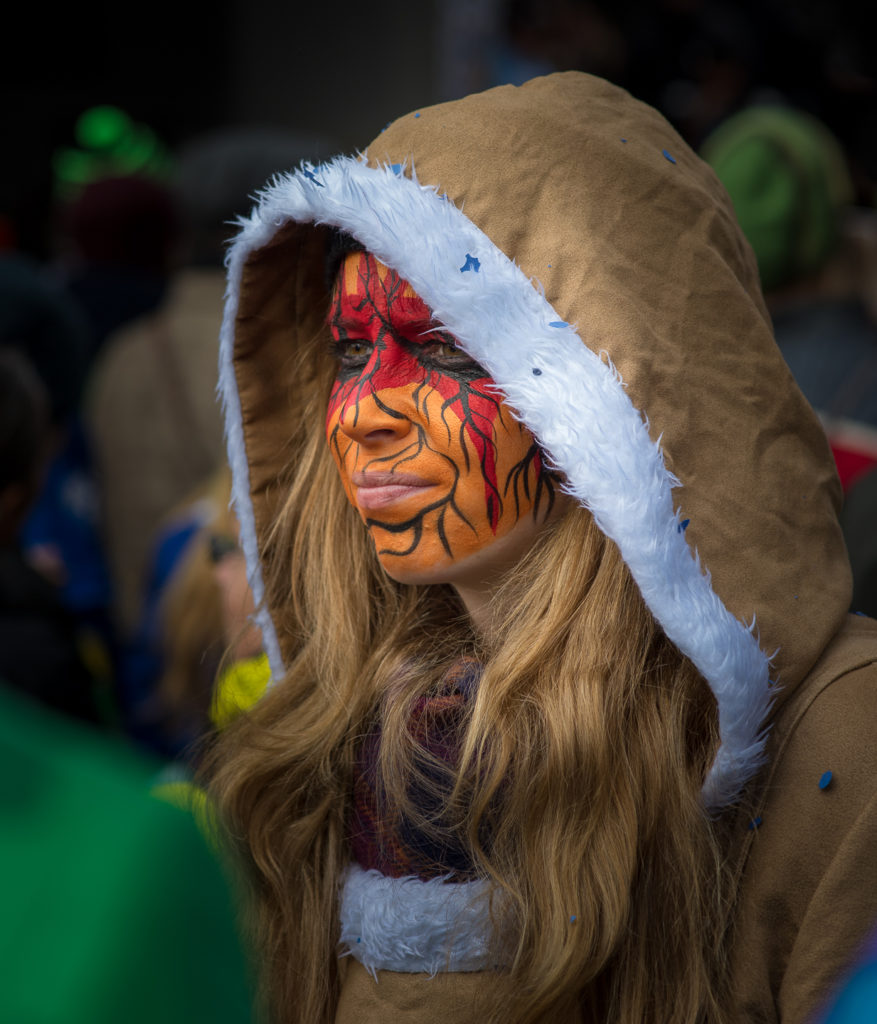 Luzerner Fasnacht, fantasievoll geschminktes Damengesicht mit Lederkapuze
