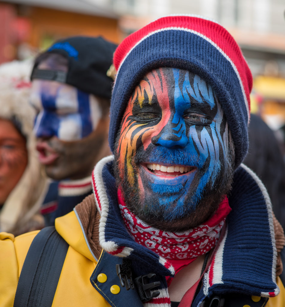 Luzerner Fasnacht, mit viel Fantasie bemalter Fasnachtskopf in Rot und Blau