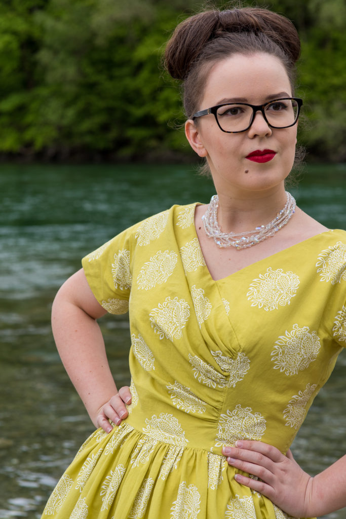 gr&uuml;nes Sommerkleid aus den 60er Jahren am Fluss, Shooting, Model, Available Light, Outdoor-Fotografie