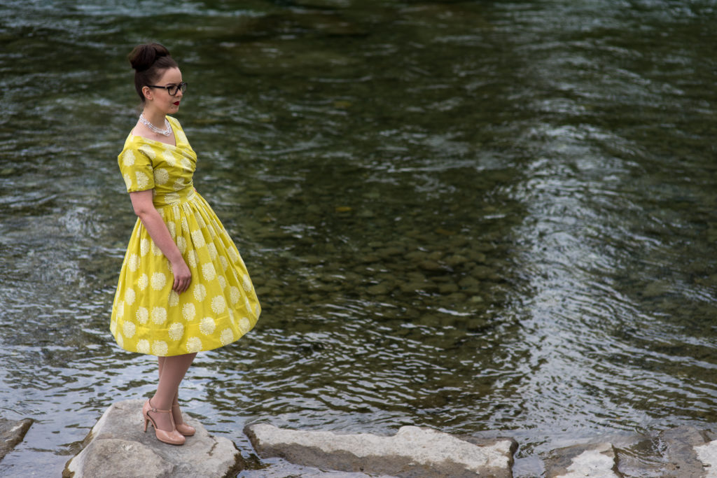 Shooting, Model, grünes Sommer-Kleid, am Fluss