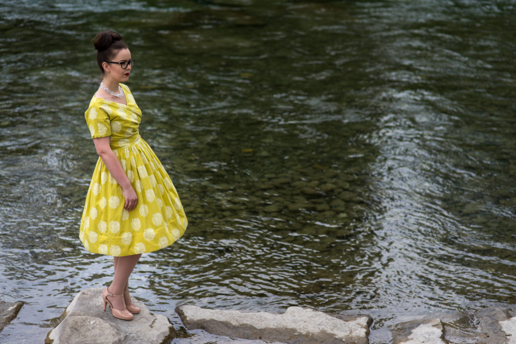 Shooting, Model, gr&uuml;nes Sommer-Kleid, am Fluss