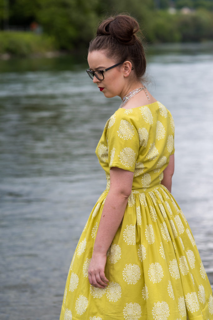 grünes Sommerkleid aus den 60er Jahren am Fluss, Shooting, Model, Available Light, Outdoor-Fotografie