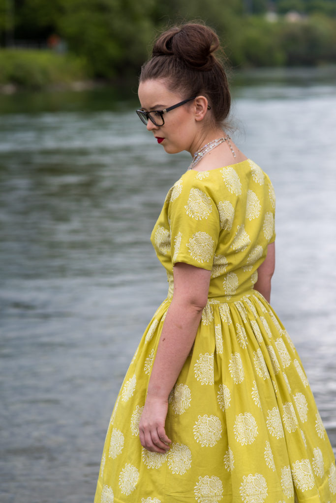 gr&uuml;nes Sommerkleid aus den 60er Jahren am Fluss, Shooting, Model, Available Light, Outdoor-Fotografie