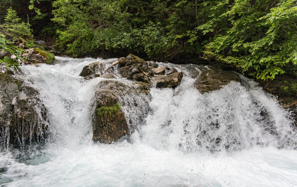 Steinstufe stiebender Fluss über eine Steinstufe stürzend