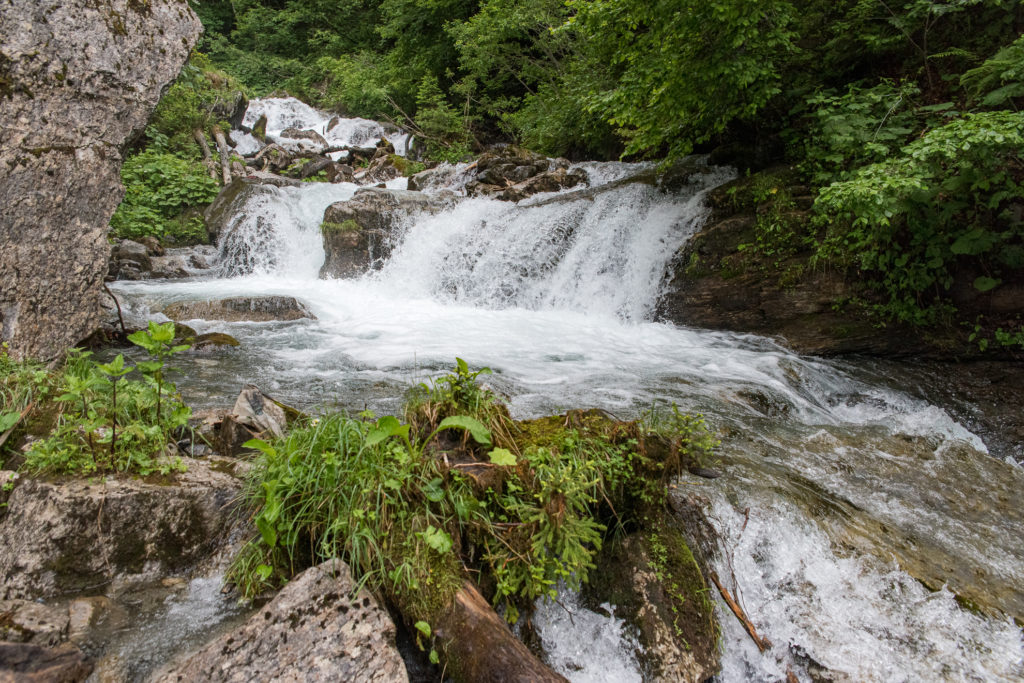 Wasserfall schäumendes Wasser über Steinstufen stürzend