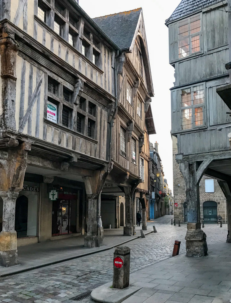 Breizh, Bretagne, Dinan, alte Holzgebäude und enge Gassen
