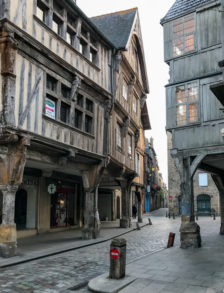 Breizh, Bretagne, Dinan, alte Holzgeb&auml;ude und enge Gassen