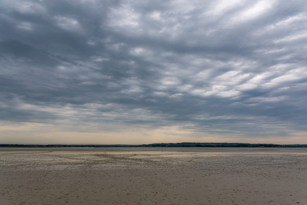 Breizh, Bretagne, Pointe de Roche Torin, Flussmündung bei Ebbe, wolkenverhangener Himmel