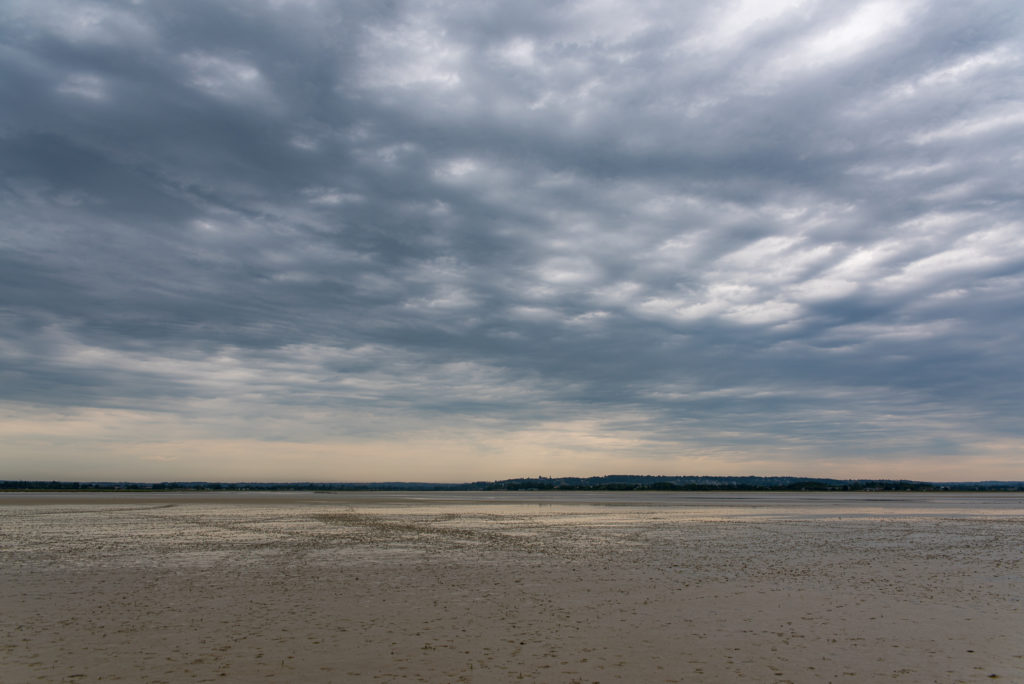 Breizh, Bretagne, Pointe de Roche Torin, Flussm&uuml;ndung bei Ebbe, wolkenverhangener Himmel