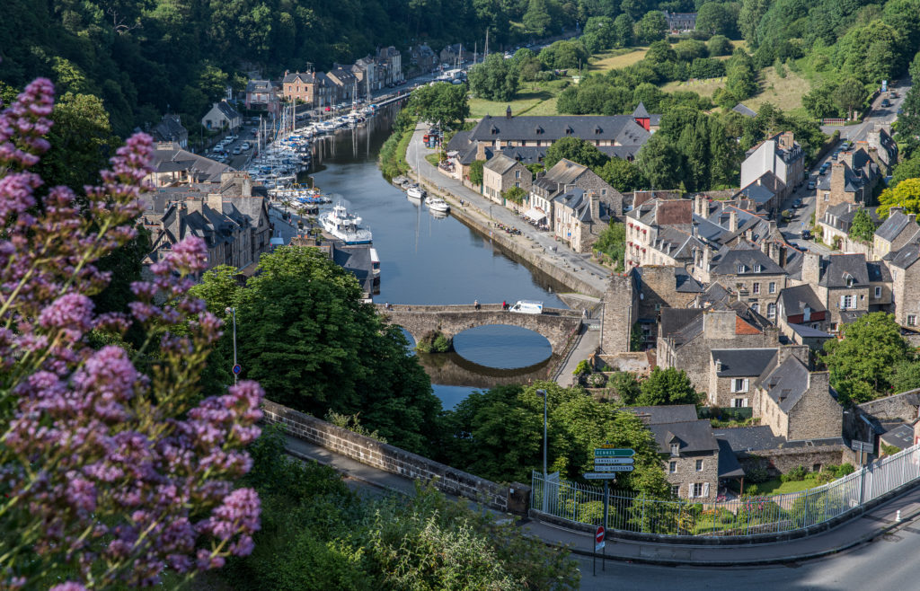 Breizh, Bretagne, Dinan, Hafen, Blick von der Oberstadt hinunter in den tief eingeschnittenen Hafen
