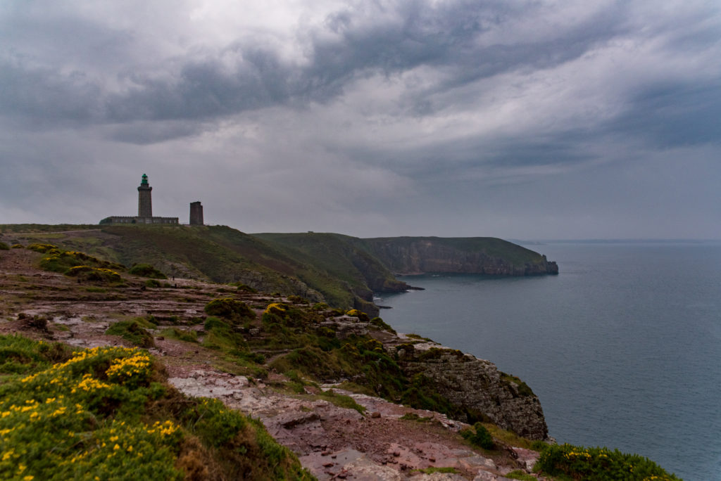 Breizh, Bretagne, Cap Fr&eacute;hel, Leuchtturm an der Steilk&uuml;ste bei regnerischem Wetter und tiefh&auml;ngenden Wolken