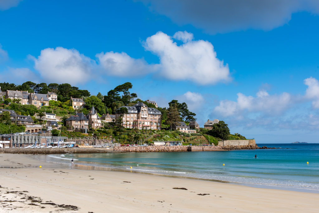 Breizh, Bretagne, Perros-Guirec, mond&auml;ne Steinh&auml;user am flachen Sandstrand bei strahlendem Sonnenschein