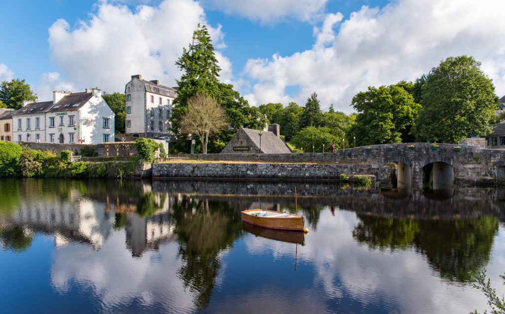 Breizh, Bretagne, Huelgoat, alte Steinh&auml;user die sich im See spiegeln