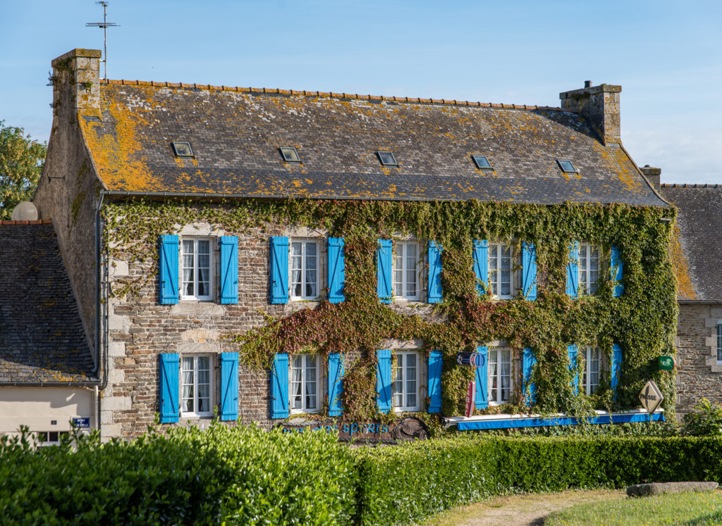 Breizh, Bretagne, Saint-Thégonnec, altes Efeu-umranktes Steinhaus mit blauen Fensterläden