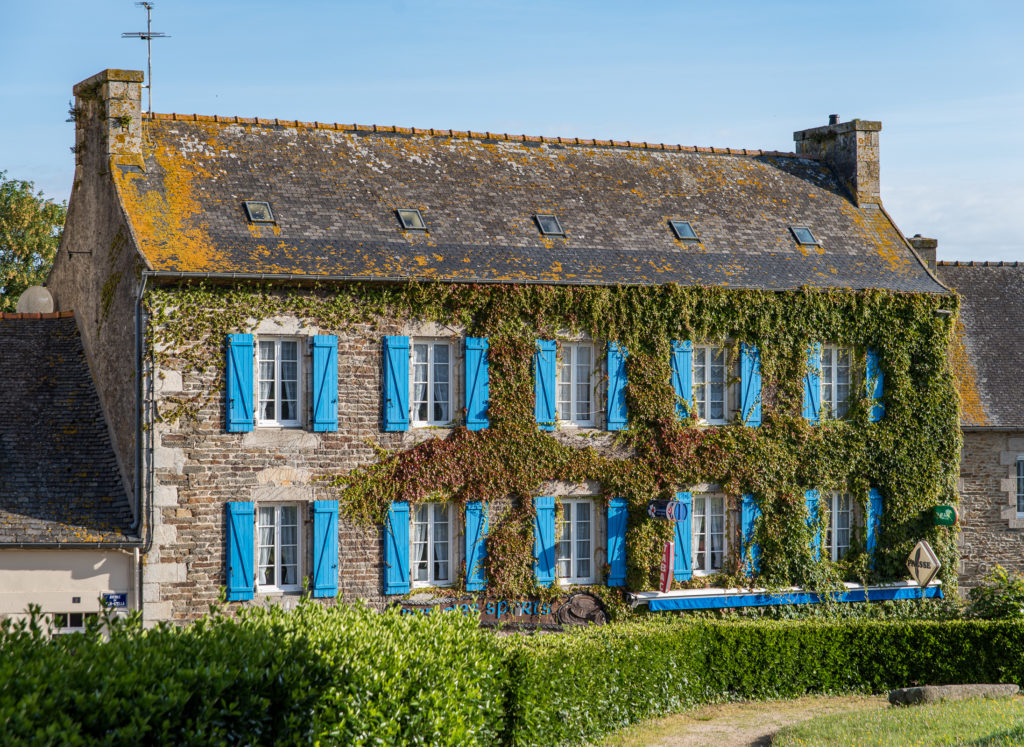 Breizh, Bretagne, Saint-Th&eacute;gonnec, altes Efeu-umranktes Steinhaus mit blauen Fensterl&auml;den