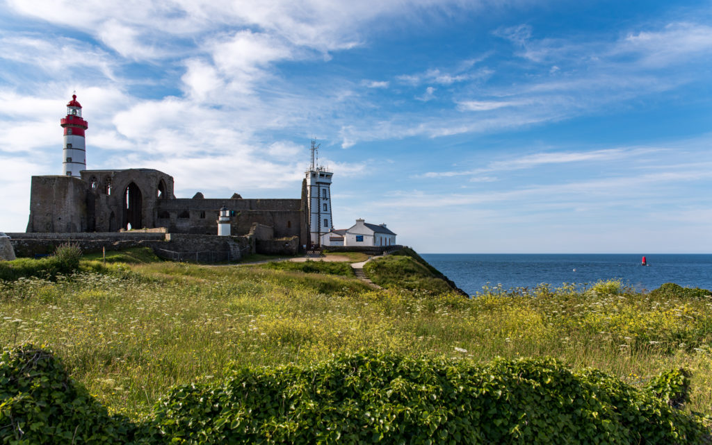 Breizh, Bretagne, Pointe de St.Mathieu Leuchtturm und Ruine einer Kathedrale am Meer