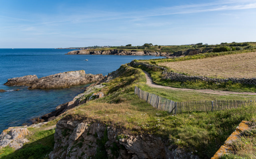 Breizh, Bretagne, Küste bei Pointe de St.Mathieu, tiefblaues Wasser, grüne Wiesen, dunkle Felsen