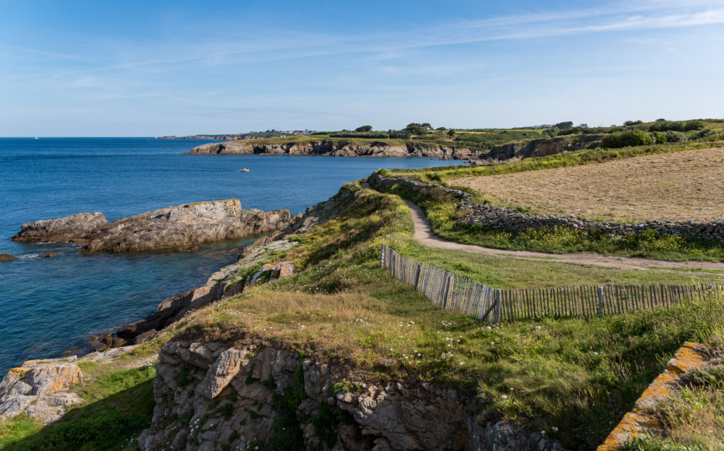 Breizh, Bretagne, K&uuml;ste bei Pointe de St.Mathieu, tiefblaues Wasser, gr&uuml;ne Wiesen, dunkle Felsen